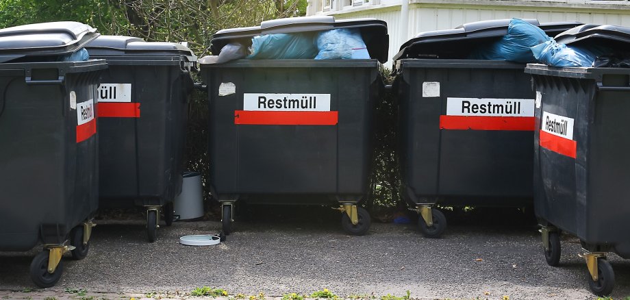 Große schwarze Mülltonnen für Restmüll