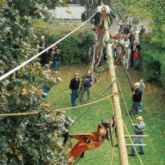 Aufstellen des Kerbebaums