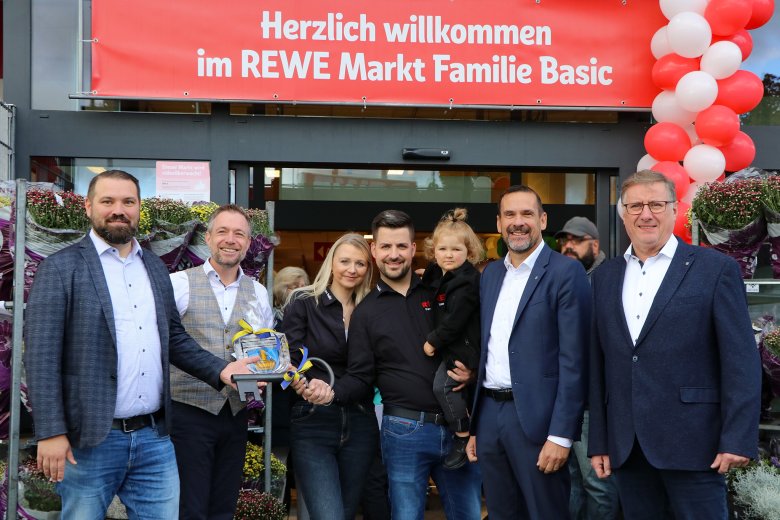 Von links: Thorsten Jerono, Gebietsmanager Vertrieb REWE, Bürgermeister Steffen Bonk, Lara und Muris Basic mit Sohn Leano, Kaufmann des REWE-Supermarkt in Steinbach, Erster Stadtrat Lars Knobloch und Walter Schütz, Vorsitzender des Gewerbevereins